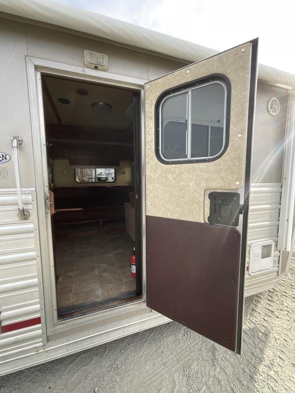 2014 Logan Coach RAZ4GNHDLQ 40′ 4 horse Razor GN Horse Trailer**WITH WALK IN CLOSET** image 7
