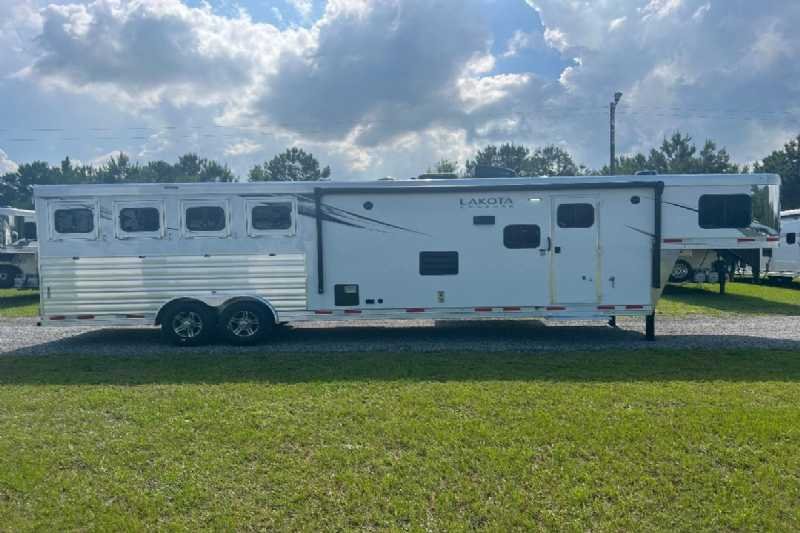 2024 Lakota Charger 8411RKGLQ 4 Horse Trailer with 11′ Short Wall image 5