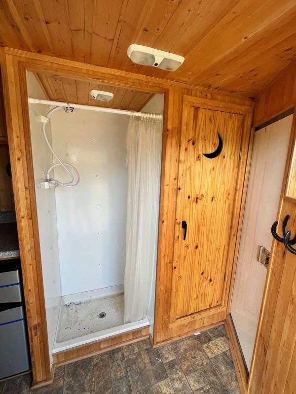 2004 Sundowner 3 Horse Weekender Horse Trailer image 11