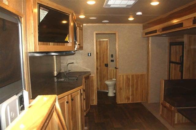 2019 Lakota Charger 4 Horse LQ with 15′ Short Wall image 18