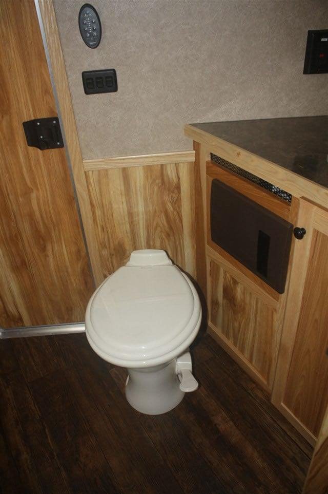 2019 Lakota Charger 4 Horse LQ with 15′ Short Wall image 23