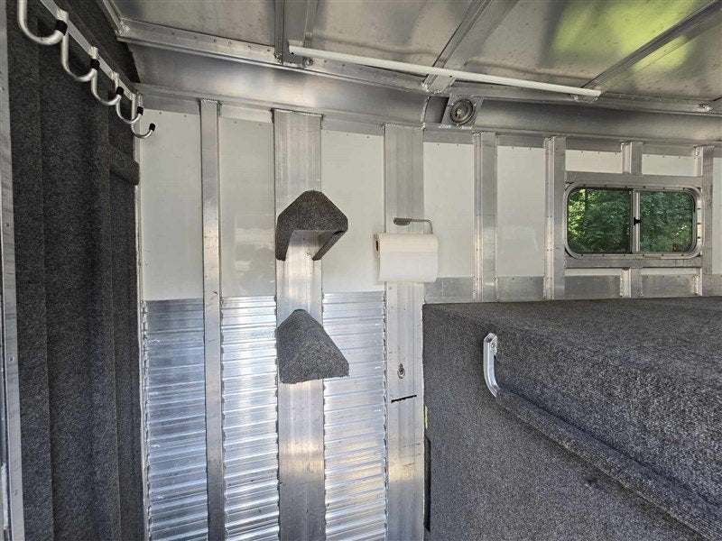 2000 C&C 2 horse Gooseneck image 14