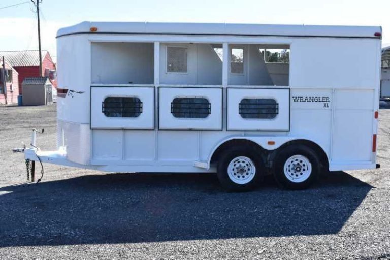 2002 Logan Coach 3HBP 3 Horse Trailer image 10