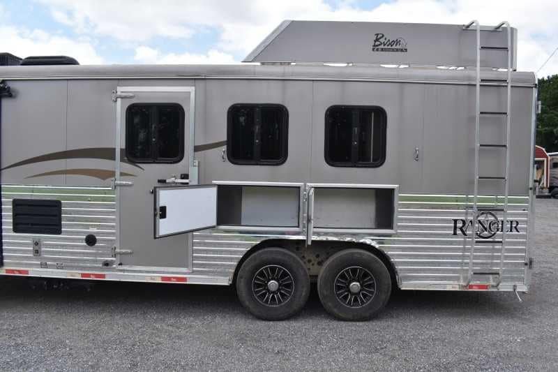 2015 Bison Ranger 3LQ Horse Trailer with 10′ Short Wall image 8