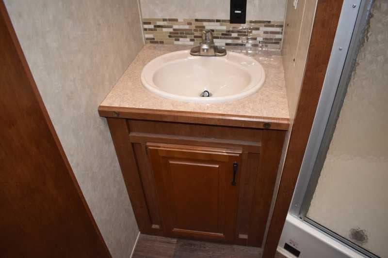 2015 Bison Ranger 3LQ Horse Trailer with 10′ Short Wall image 19