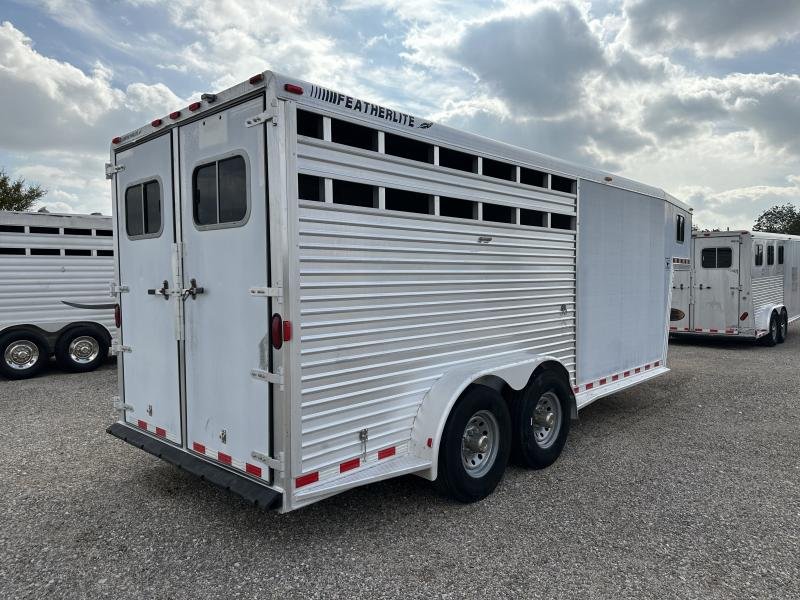 2000 Featherlite 3H GN with Dressing Room Horse Trailer image 3