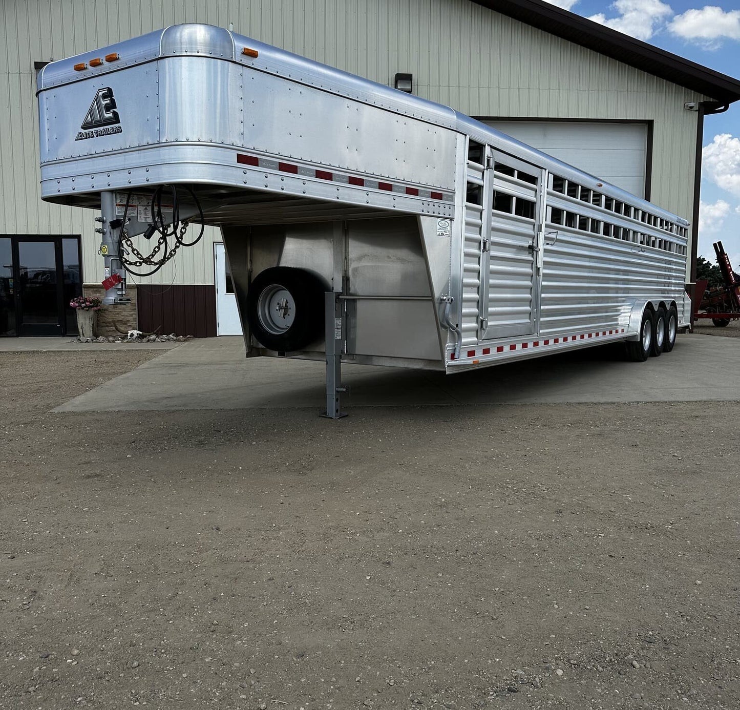 New 2024 Elite Trailers 32FT TRIPLE AXLE STOCK TRAILER W/ 3 COMPARTMENTS image 0