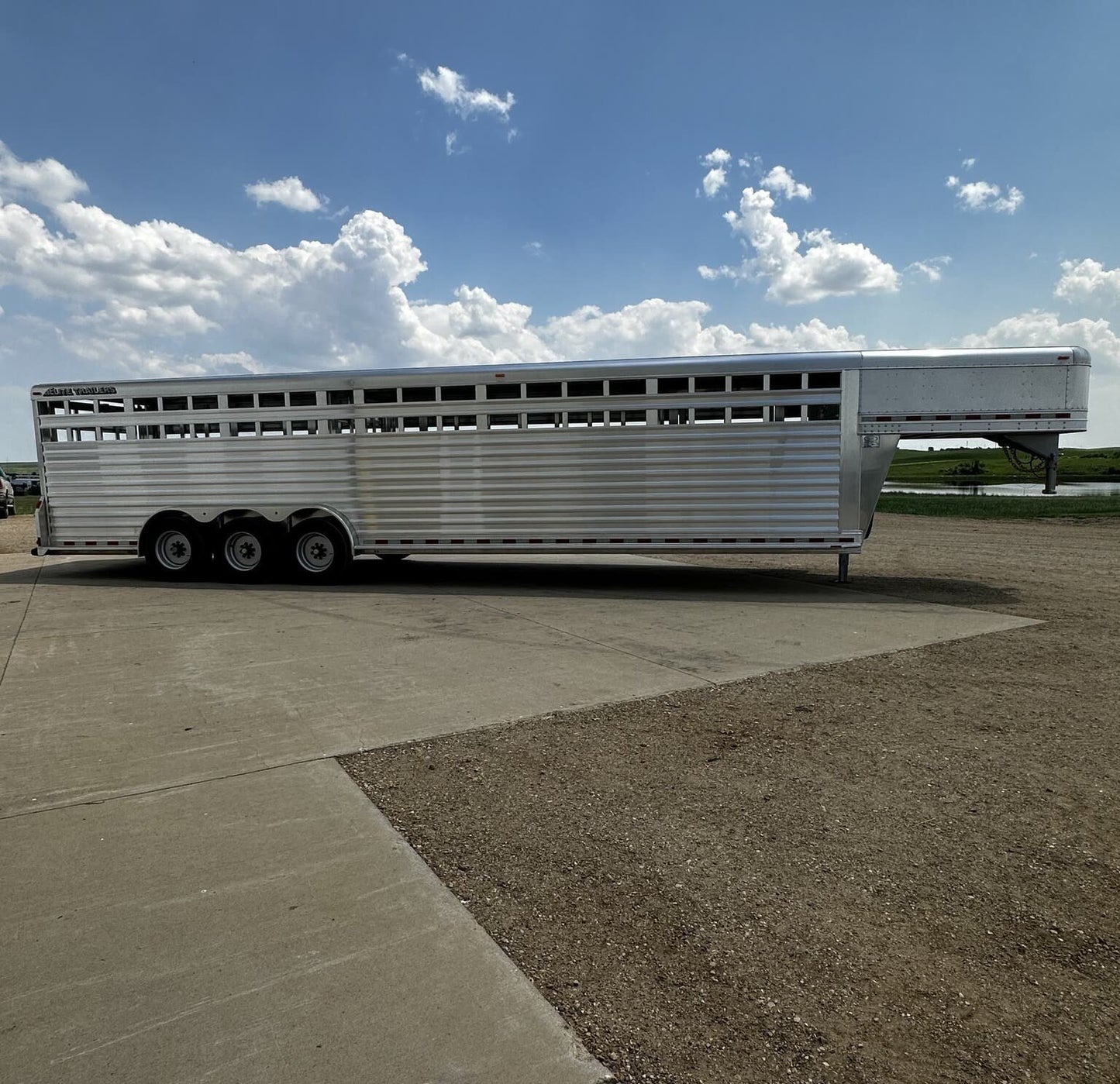 New 2024 Elite Trailers 32FT TRIPLE AXLE STOCK TRAILER W/ 3 COMPARTMENTS image 4