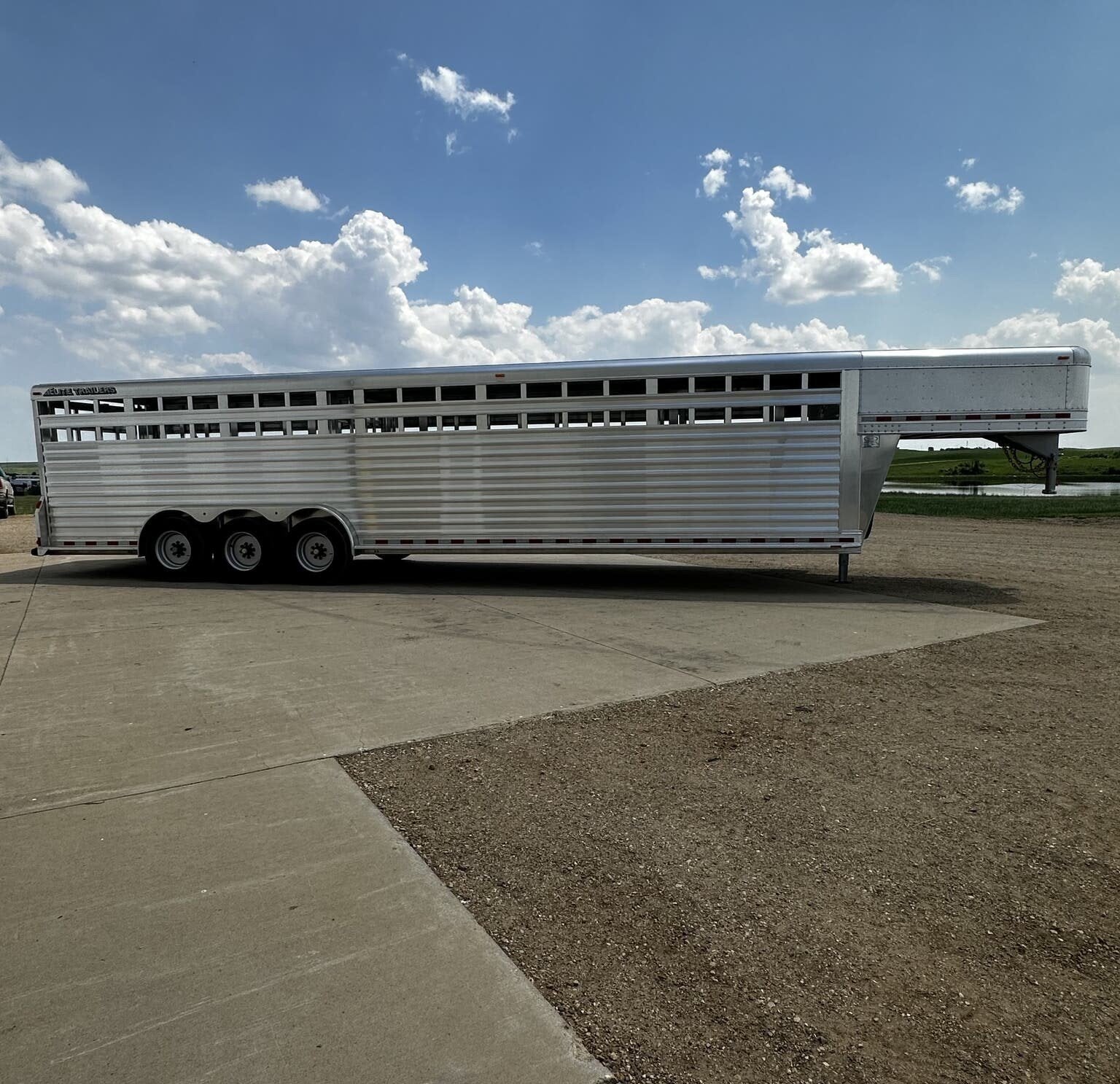 New 2024 Elite Trailers 32FT TRIPLE AXLE STOCK TRAILER W/ 3 COMPARTMENTS image 4