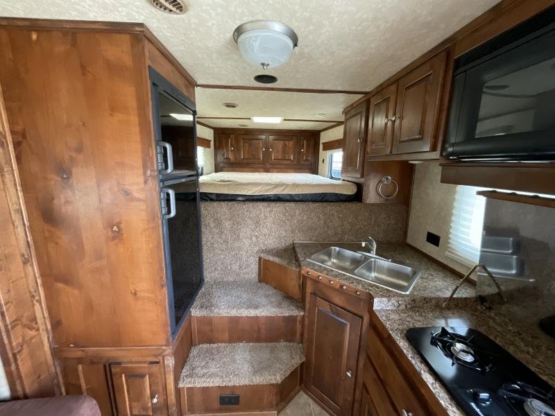 2014 Logan Coach RAZ4GNHDLQ 40′ 4 horse Razor GN Horse Trailer**WITH WALK IN CLOSET** image 13