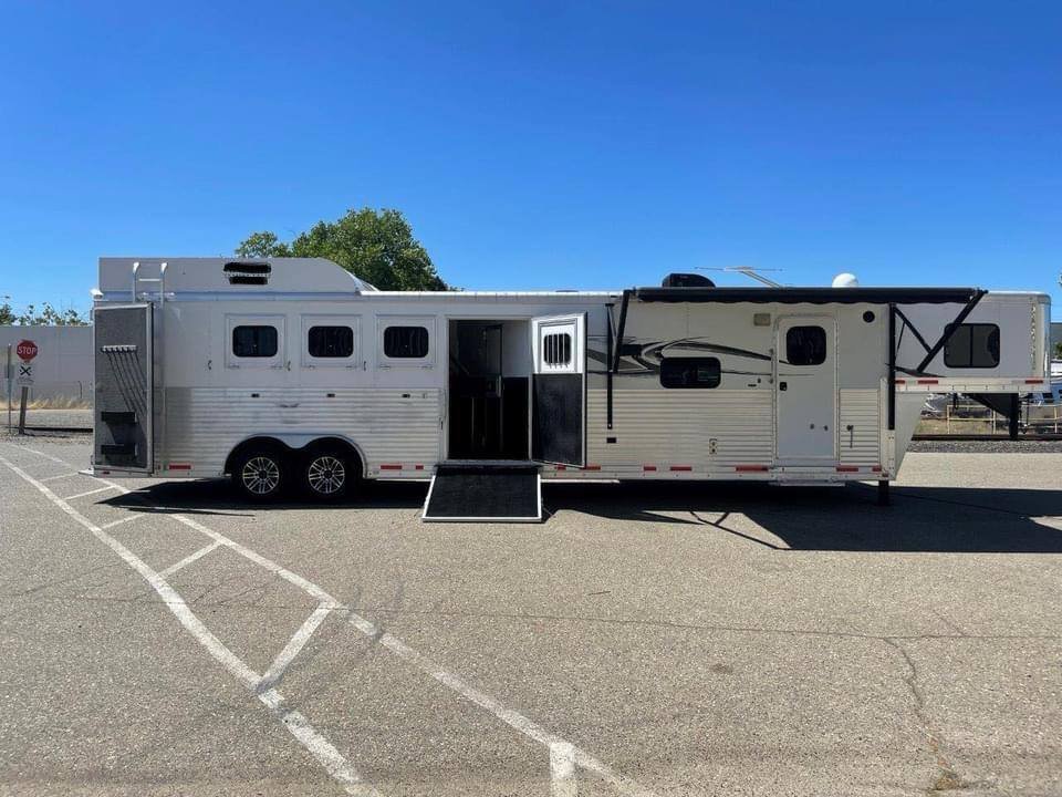 2015 Lakota Bighorn Edition 8414 4 Horse Trailer With Living Quarters “1 Slide” image 4