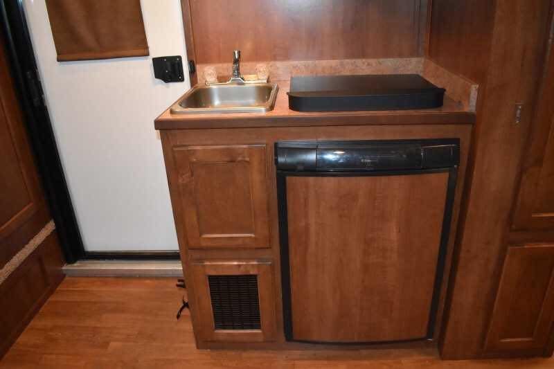 2014 Shadow 7208GLQ 2 Horse Trailer with 8′ Short Wall image 12