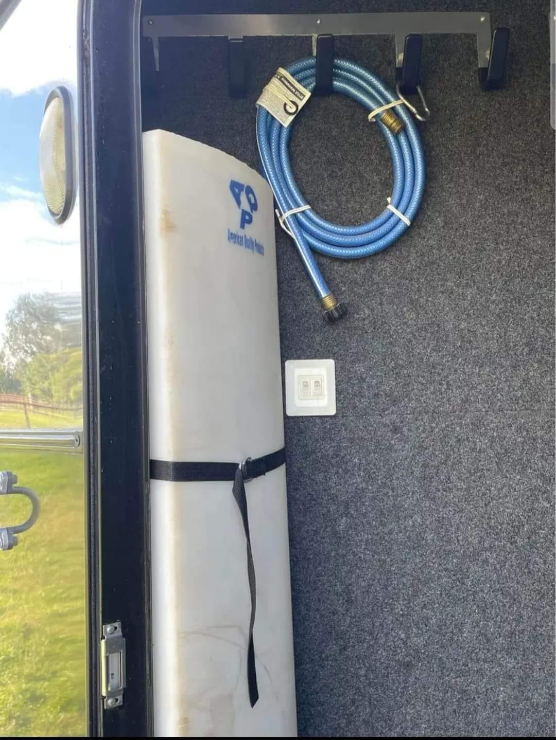 2005 classic aluminum 3 Horse monarch 16 foot image 6