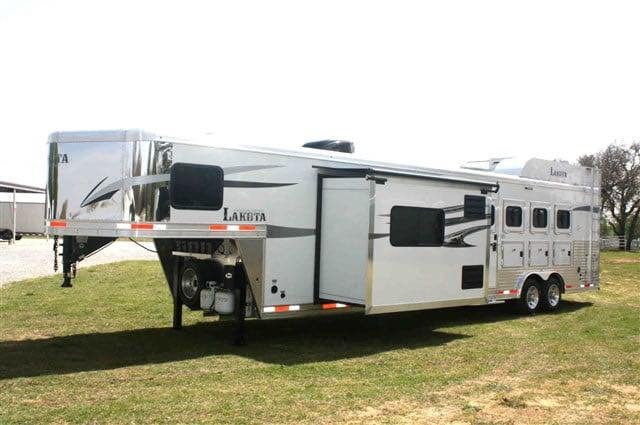 2019 Lakota Charger 4 Horse LQ with 15′ Short Wall image 2
