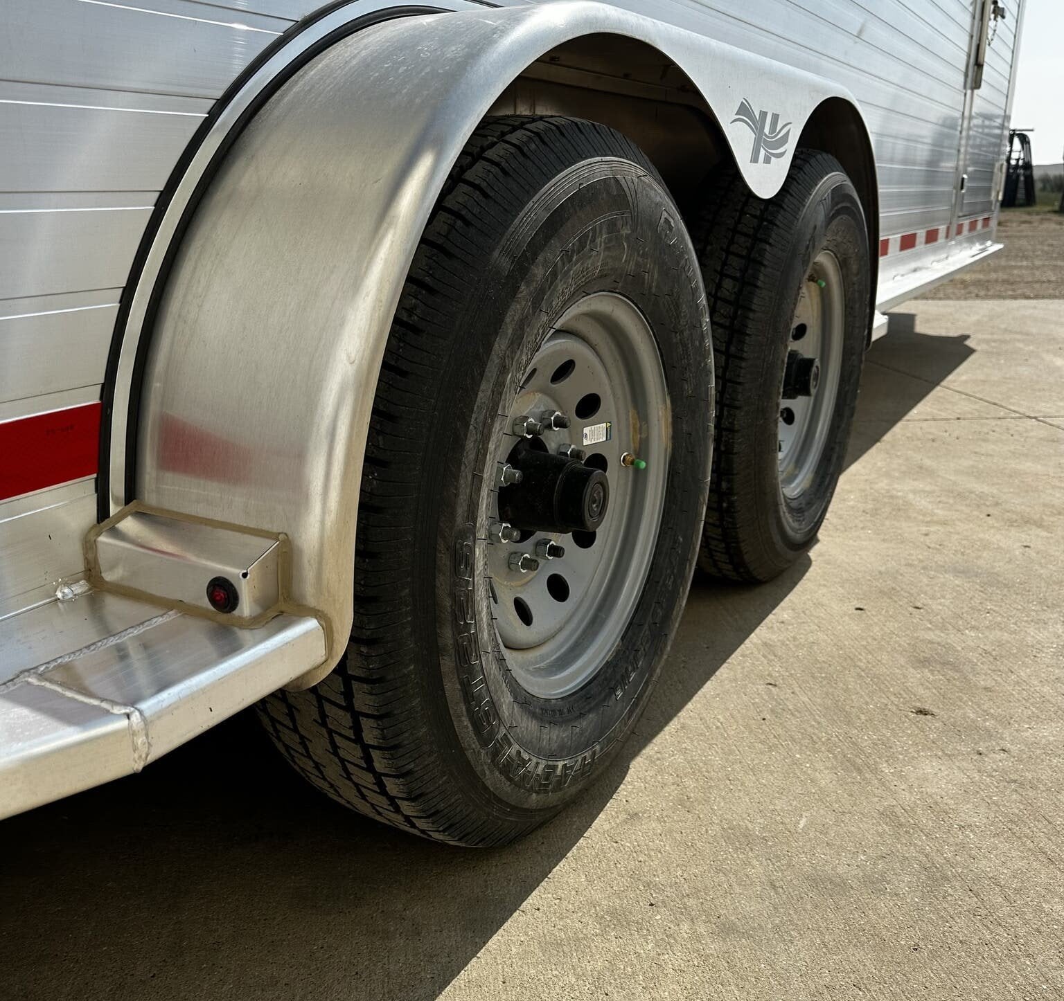 New 2024 Hillsboro 24′ Livestock Trailer – Three Compartments image 2