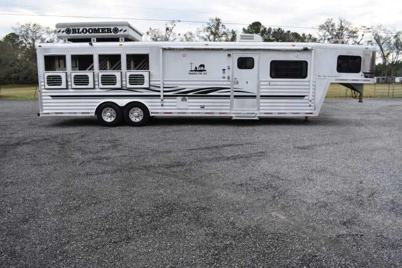 2003 Bloomer 8414LQ 4 Horse Trailer with 14′ Short Wall image 2