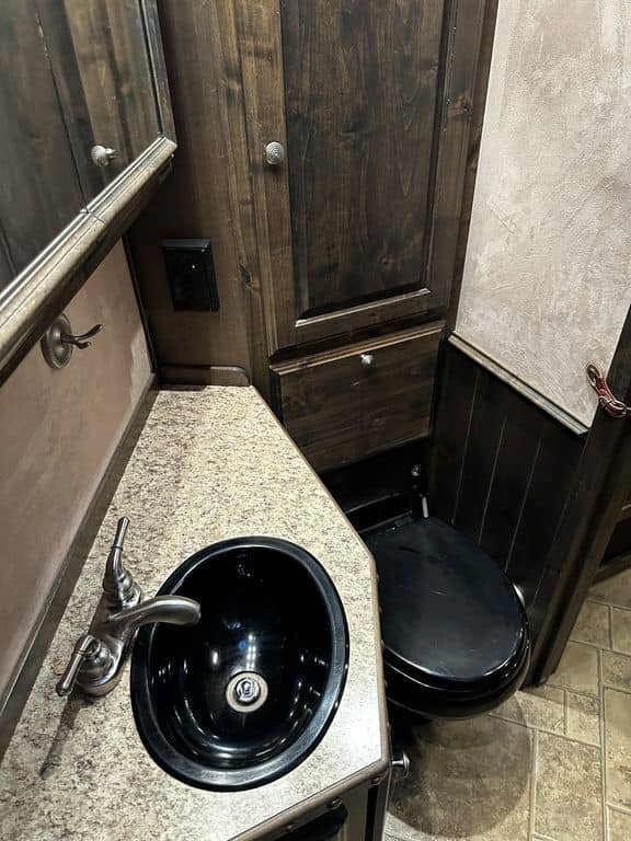 2009 Bloomer Trailers Evolution 10th Anniversary Edition 3-H 11′ LQ image 17