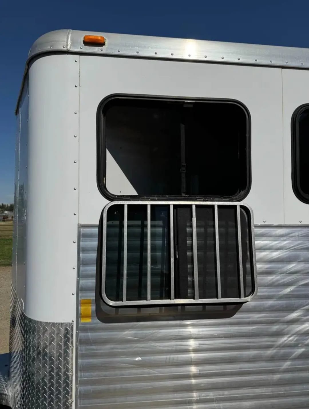 2008 Exiss Sport ES 30B 3 horse slant horse trailer image 7