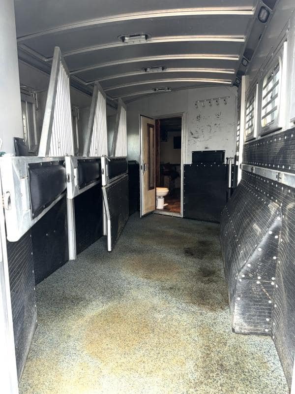 2011 Platinum Coach 4 Horse 15 SW Rear Load Horse Trailer image 9