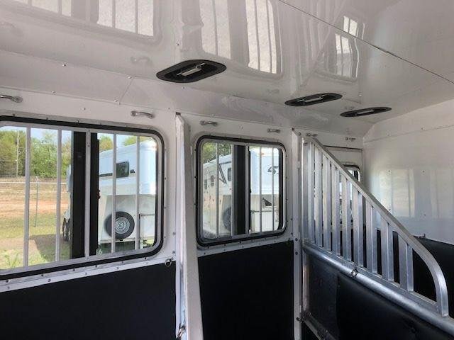 2010 Merhow 3 Horse Slant Load Bumper Pull image 5