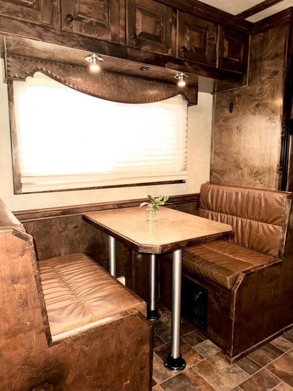 2011 Platinum Coach 4 Horse 15 SW Rear Load Horse Trailer image 16