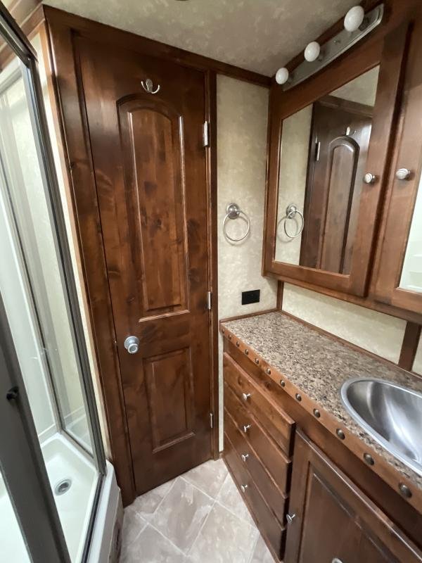 2014 Logan Coach RAZ4GNHDLQ 40′ 4 horse Razor GN Horse Trailer**WITH WALK IN CLOSET** image 26