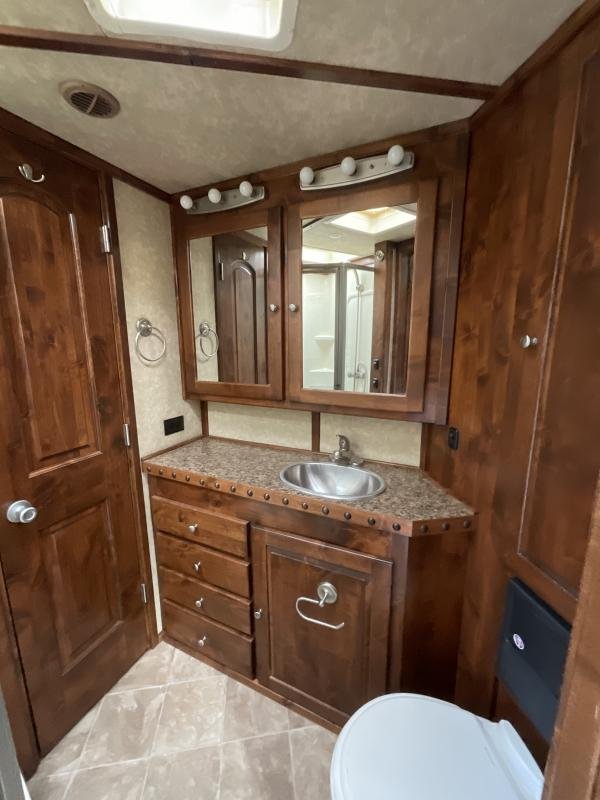 2014 Logan Coach RAZ4GNHDLQ 40′ 4 horse Razor GN Horse Trailer**WITH WALK IN CLOSET** image 20