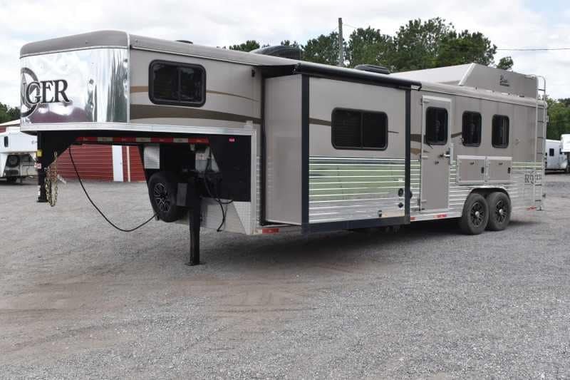 2015 Bison Ranger 3LQ Horse Trailer with 10′ Short Wall image 4