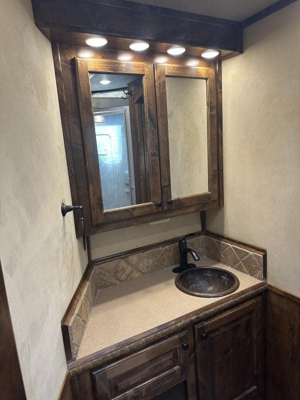 2007 4 Star 4 Horse 14′ Outlaw LQ Slide Out image 19