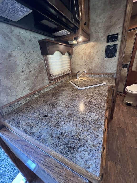 2009 Platinum Coach 3 H 16′ SW w/Outlaw Conversion image 34