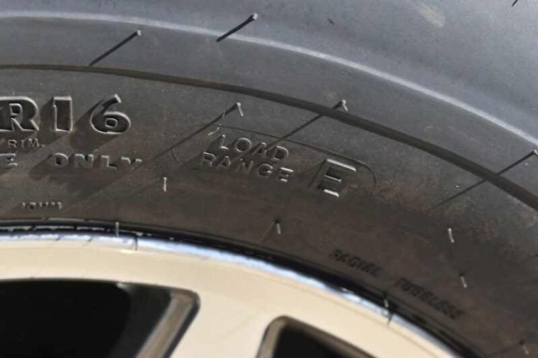 2018 Lakota 83HBPSL 3 Horse Trailer image 4