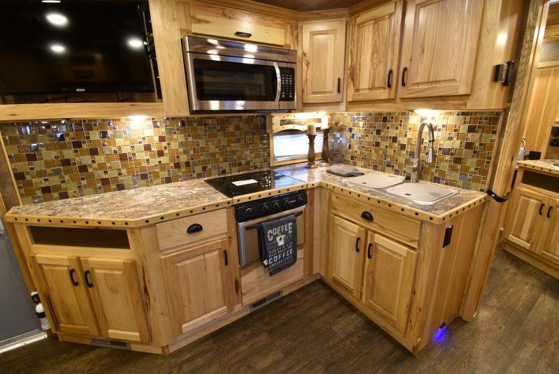 2018 Lakota Bighorn 3 Horse Living Quarters image 16