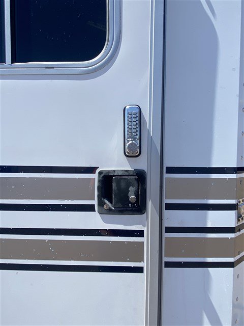 2000 Sooner 4 Horse Bumper Pull SUPER CLEAN image 7