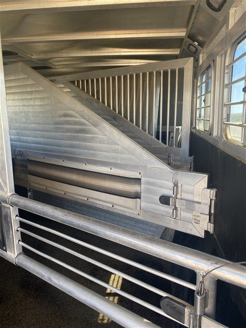 2000 Sooner 4 Horse Bumper Pull SUPER CLEAN image 9