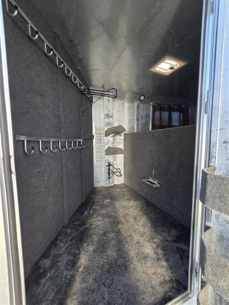 2006 C&C 4 Horse Gooseneck Trailer image 9