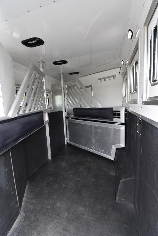 2018 Lakota Bighorn 3 Horse Living Quarters image 7