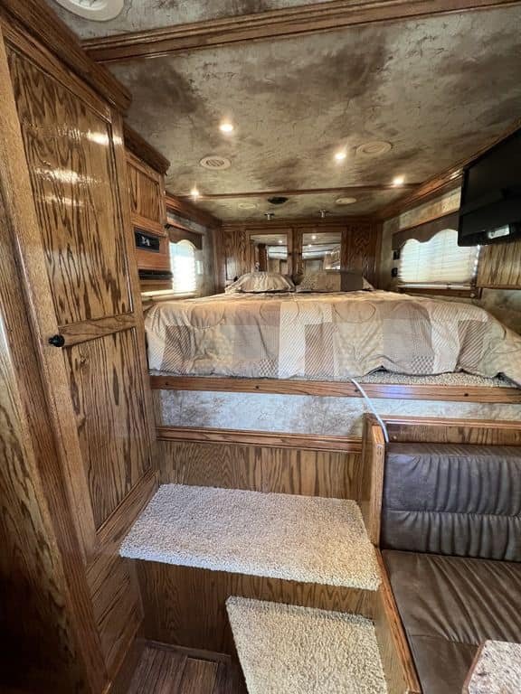 2009 Platinum Coach 3 H 16′ SW w/Outlaw Conversion image 26