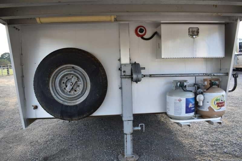 2006 Platinum 8410LQ 4 Horse Trailer with 9′ Short Wall image 5