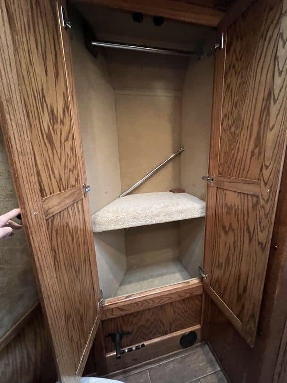 2009 Platinum Coach 3 H 16′ SW w/Outlaw Conversion image 41