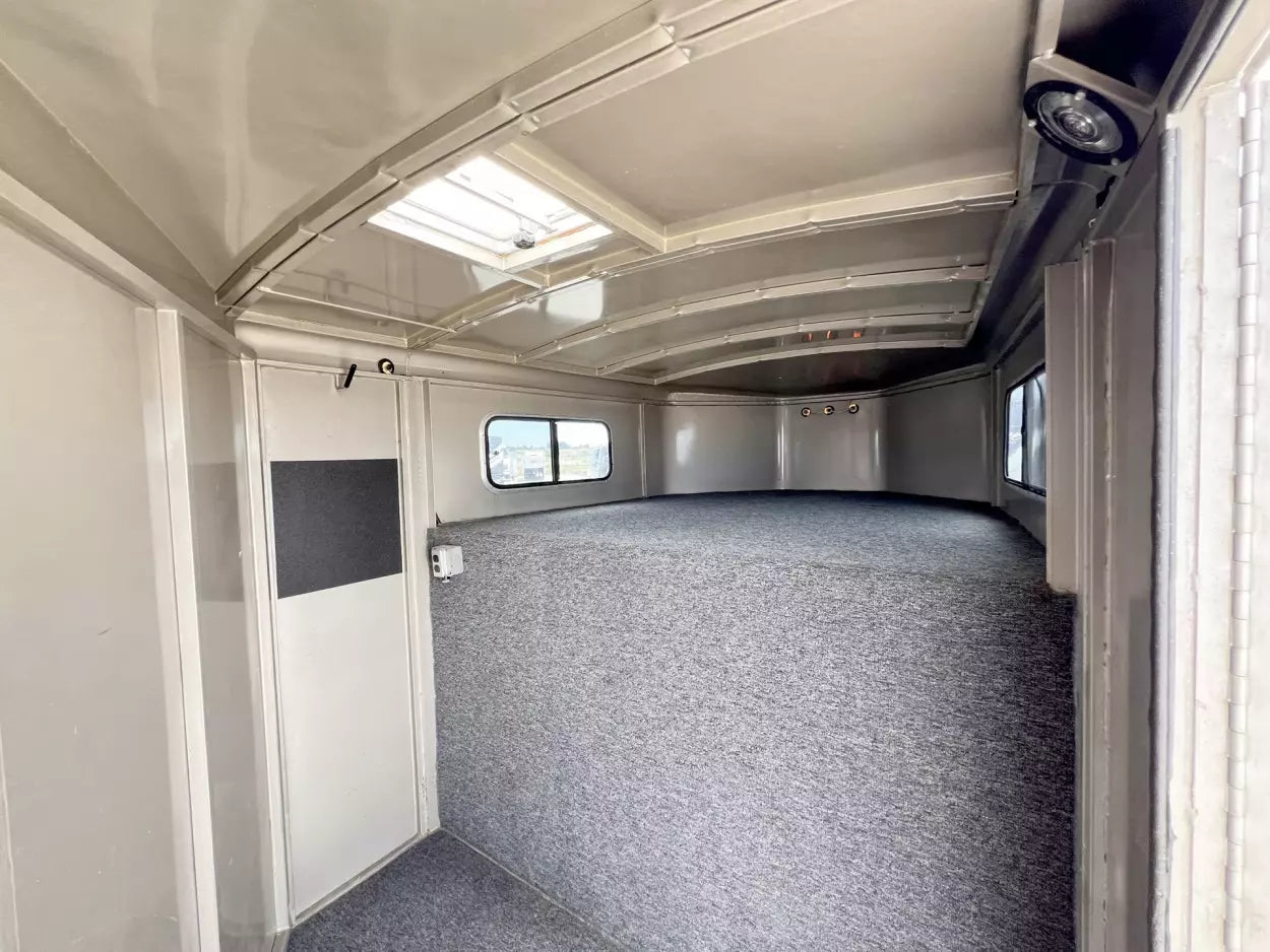 2001 Titan 3 Horse Gooseneck image 3