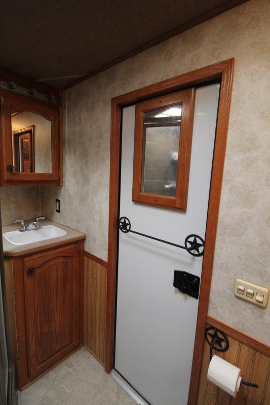 2008 Lakota 8415 w/Slide out 4 Horse Trailer image 16