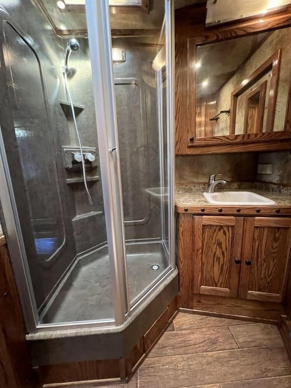 2009 Platinum Coach 3 H 16′ SW w/Outlaw Conversion image 39