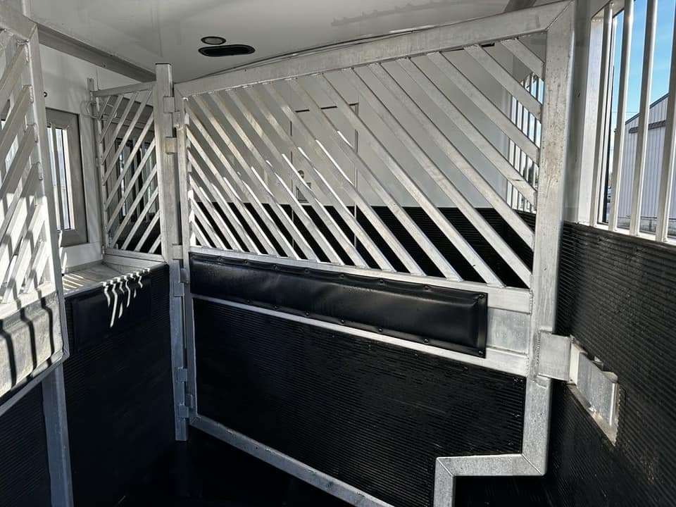 2009 Bloomer Trailers Evolution 10th Anniversary Edition 3-H 11′ LQ image 26