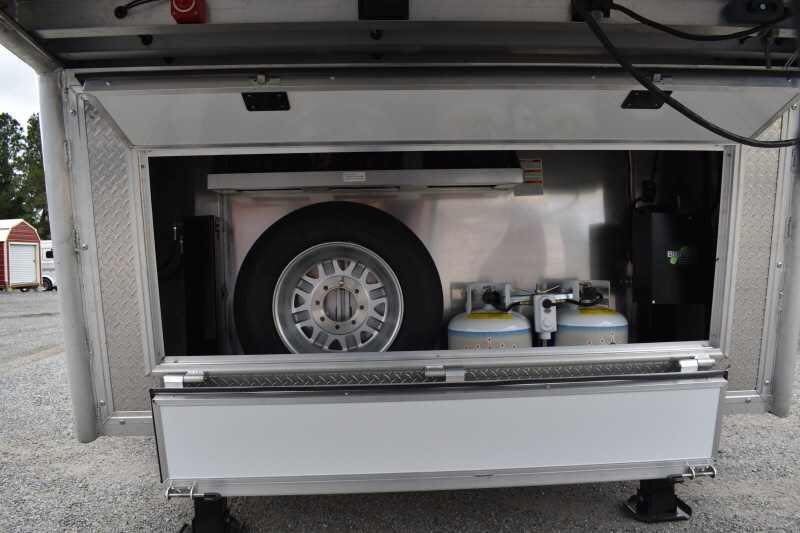 2021 Lakota BigHorn 8519TBB 5 Horse Trailer with 19′ Short Wall image 11