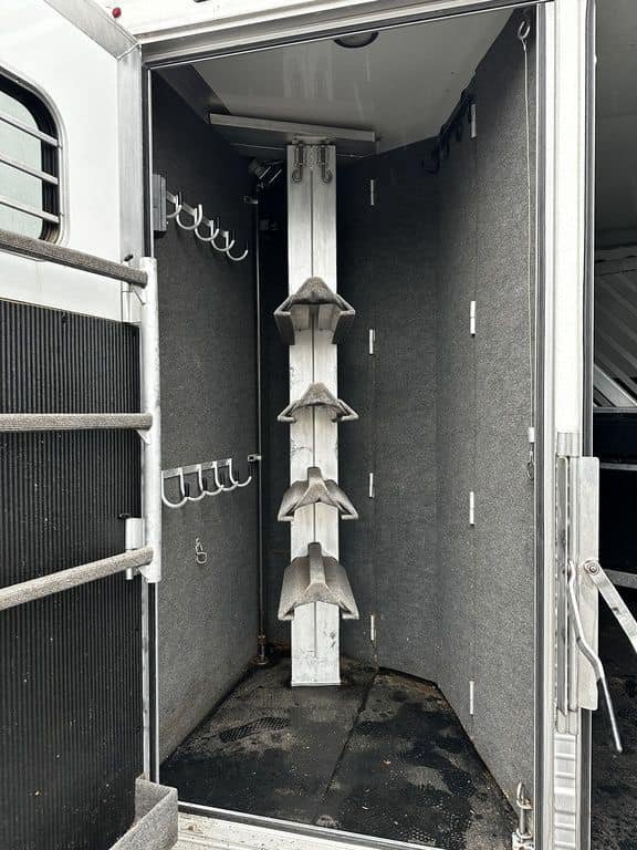 2009 Bloomer Trailers Evolution 10th Anniversary Edition 3-H 11′ LQ image 29