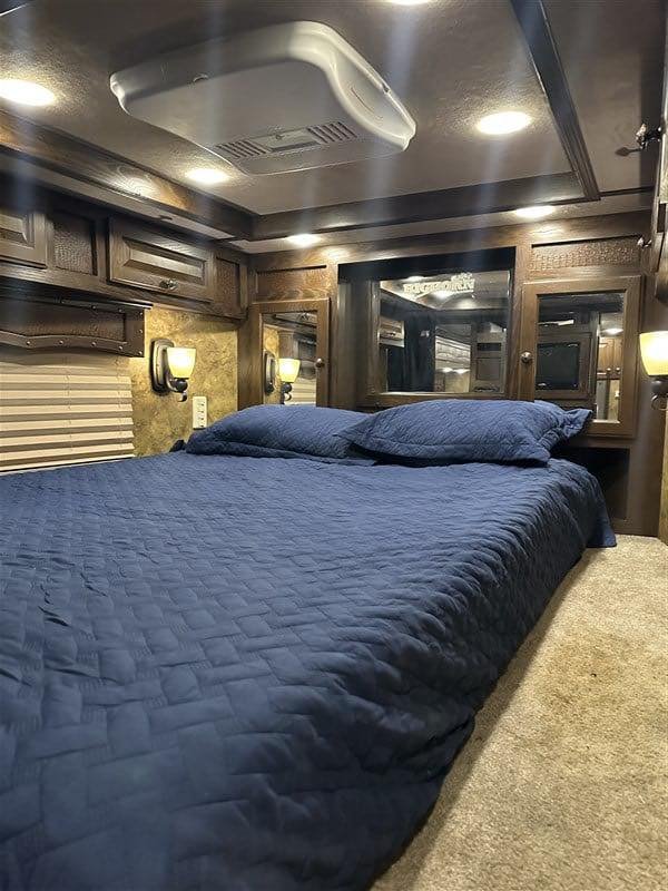 2014 Lakota Bighorn 8416, Generator, Couch, Dinette 17’ Shortwall, 4 Horse Trailer, 12′ Slide. image 21