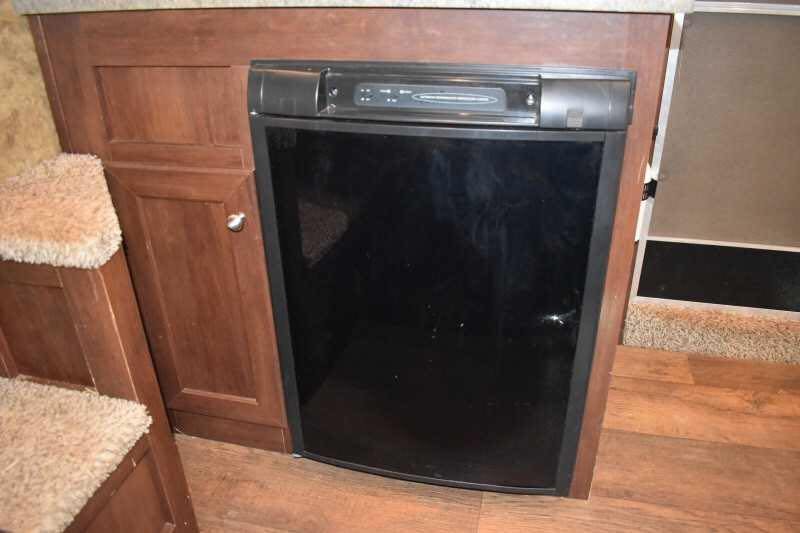 2017 Exiss Escape 7308LQ 3 Horse Trailer with 8′ Short Wall image 10