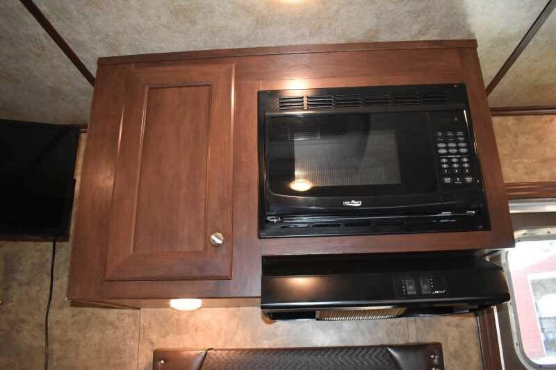 2017 Exiss Escape 7308LQ 3 Horse Trailer with 8′ Short Wall image 7