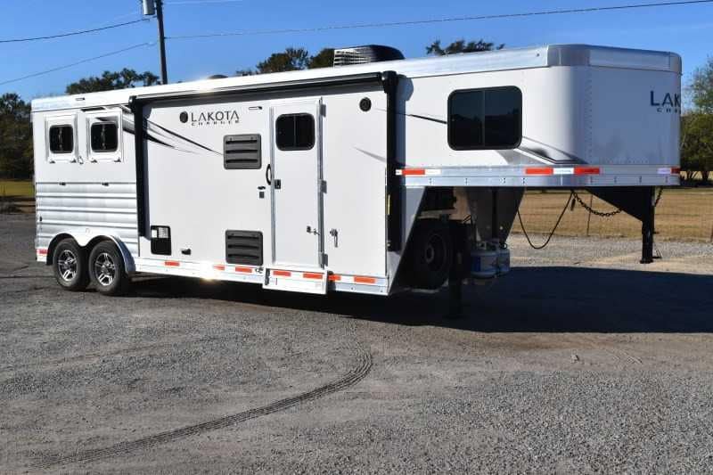 2022 Lakota Charger LQ 2 Horse Trailer with 9′ Short Wall image 2
