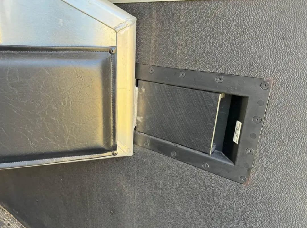 2008 Exiss Sport ES 30B 3 horse slant horse trailer image 3